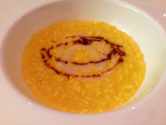 Risotto allo zafferano con lacrima di midollo alla brace