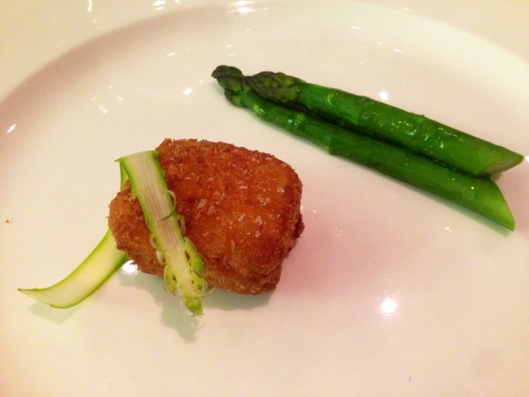 Controfiletto di vitello impanato “alla Milanese”, asparagi all’inglese e salsa olandese 