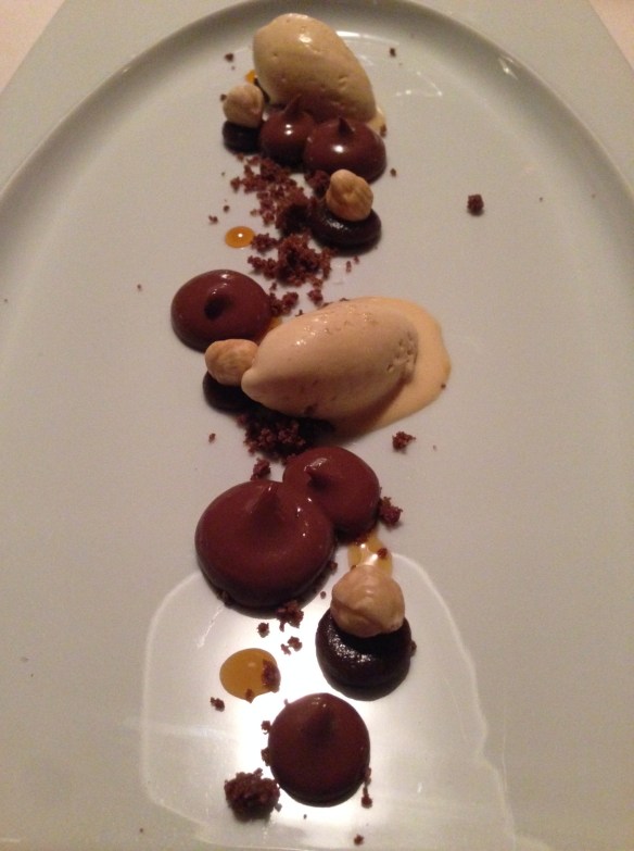 Toffifee al cioccolato fondente, gelato di caramello, crumble e fleur de sal 