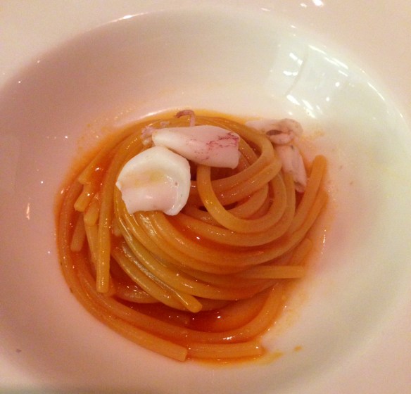 Spaghetto affogato nella zuppa di pesce, peperoncino e calamari al vapore